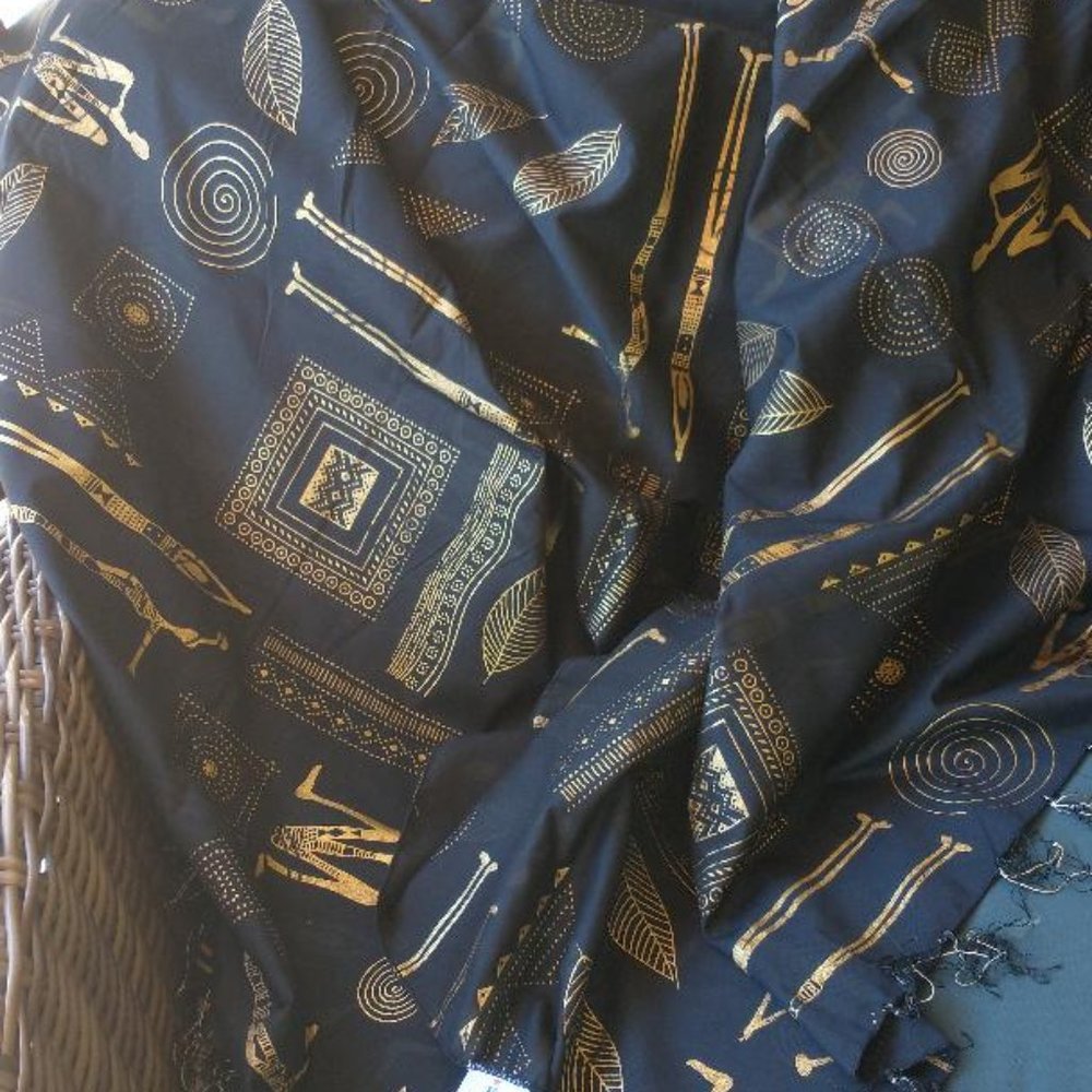 La LeeLa Black and Gold beach wrap